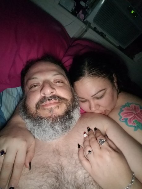 Naakte gelekte OnlyFans-foto van Bbw Couple Satx