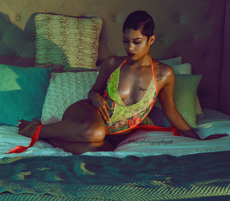 Naakte gelekte OnlyFans-foto van Jasamine Banks