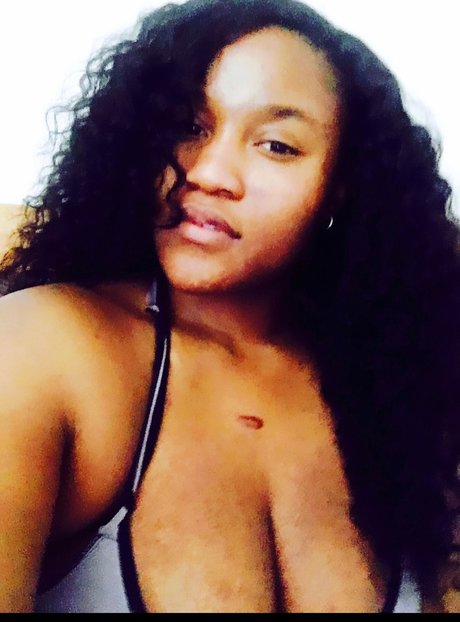 Naakte gelekte OnlyFans-foto van Joy