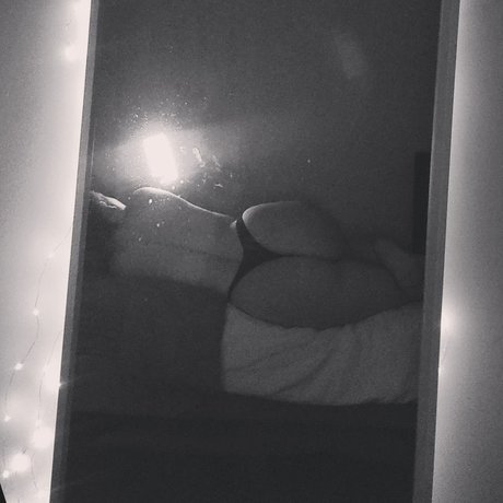 Naakte gelekte OnlyFans-foto van Shortiiee