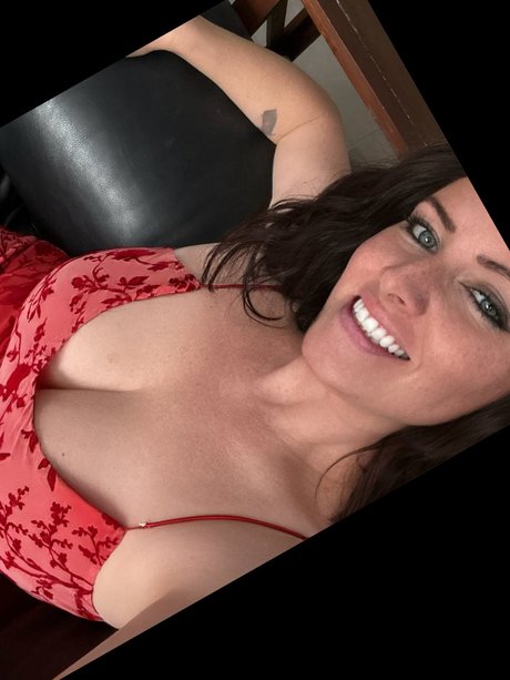 Naakte gelekte OnlyFans-foto van Miss Olivia Night