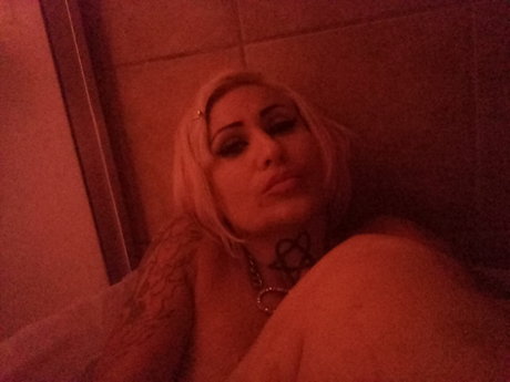 Naakte gelekte OnlyFans-foto van Misha Daze
