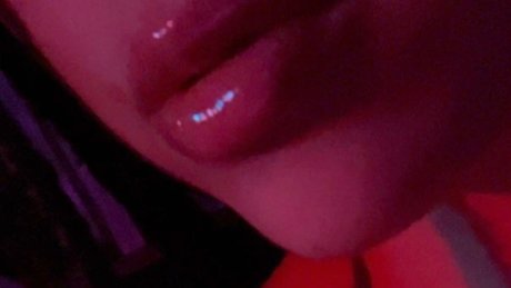Naakte gelekte OnlyFans-foto van Mami Miq