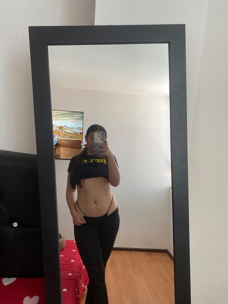 Naakte gelekte OnlyFans-foto van Carolinas Little World