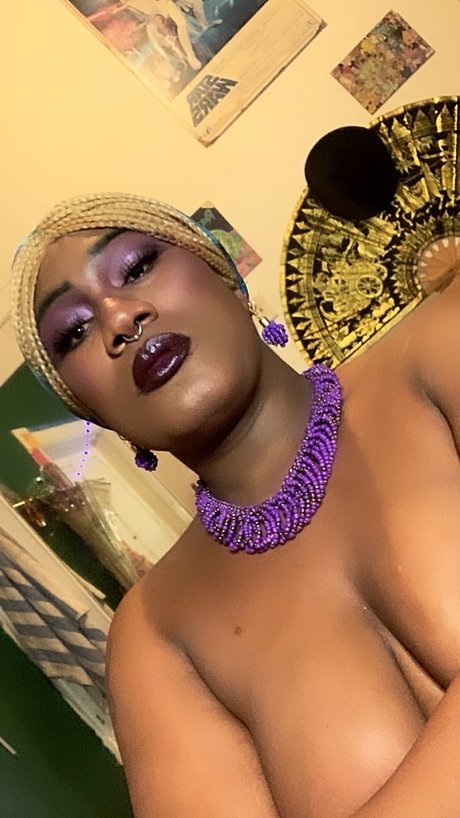 Naakte gelekte OnlyFans-foto van Ts Nikki