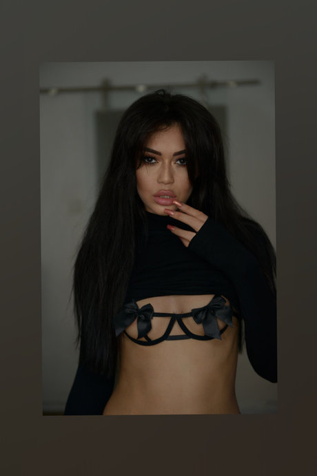 Naakte gelekte OnlyFans-foto van Miss Mulan