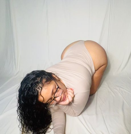 Naakte gelekte OnlyFans-foto van Bigkara