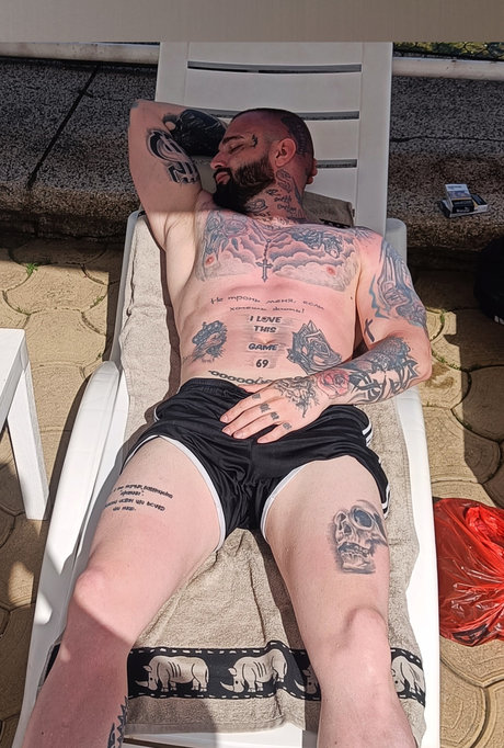 Naakte gelekte OnlyFans-foto van Ivan Guerrero