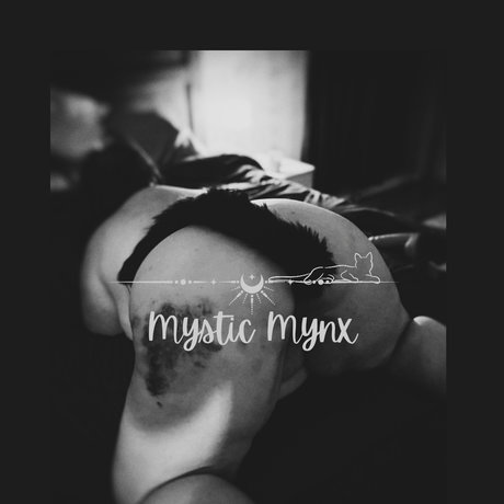 Naakte gelekte OnlyFans-foto van Mystic Mynx
