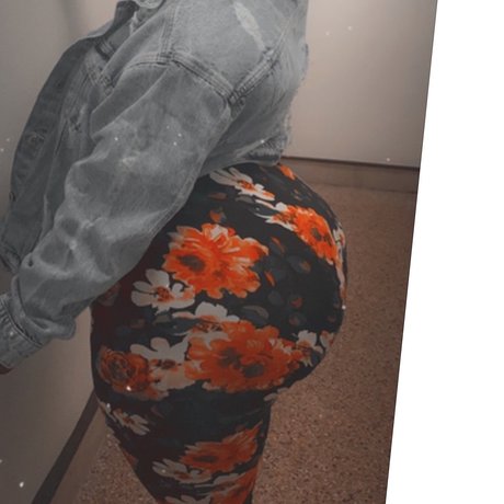 Naakte gelekte OnlyFans-foto van Kara