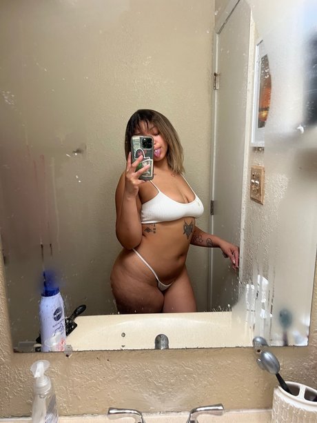 Naakte gelekte OnlyFans-foto van Cherry 
