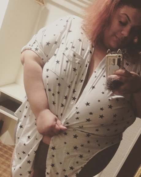 Naakte gelekte OnlyFans-foto van Foreign Bunni