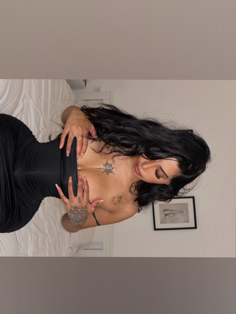 Naakte gelekte OnlyFans-foto van   