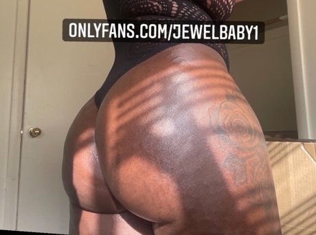 Naakte gelekte OnlyFans-foto van Jewel Gohangon