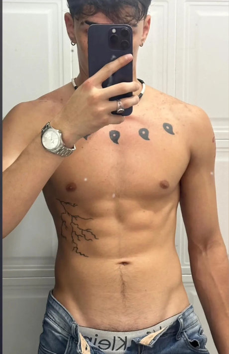 Naakte gelekte OnlyFans-foto van Hot Boy Latino 18