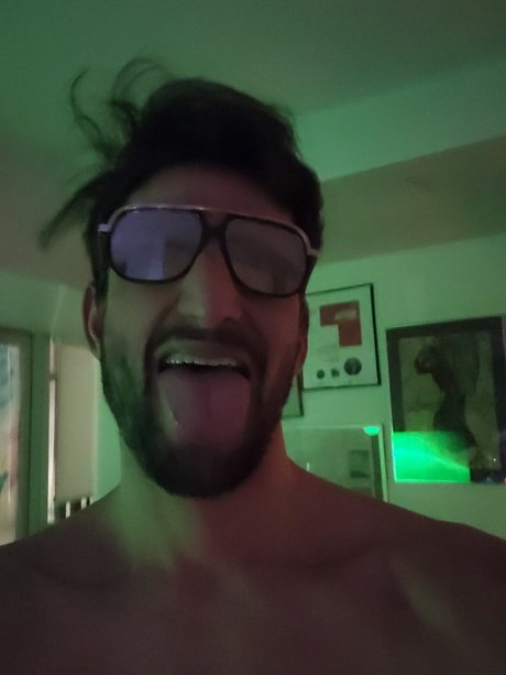 Naakte gelekte OnlyFans-foto van Jesus Sinns