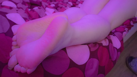 Naakte gelekte OnlyFans-foto van Goddess Izzy  Foot And Nail Mistress 