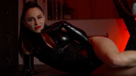 Naakte gelekte OnlyFans-foto van Mistress Alicia 
