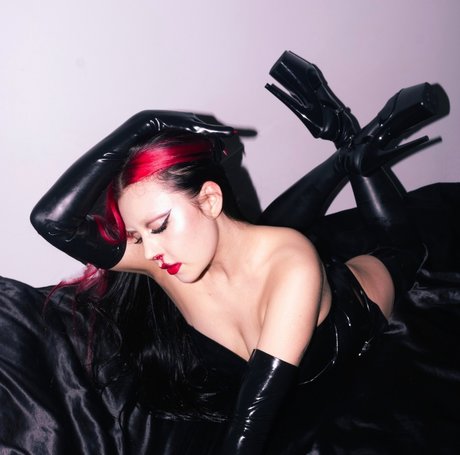 Naakte gelekte OnlyFans-foto van Mistress Gonya
