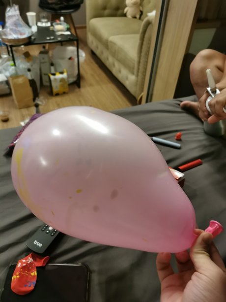 Naakte gelekte OnlyFans-foto van Suthirat