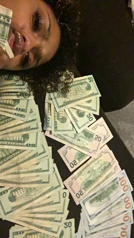 Naakte gelekte OnlyFans-foto van Mizzy
