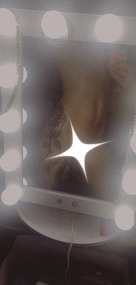 Naakte gelekte OnlyFans-foto van Miss Louise