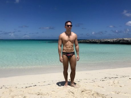 Naakte gelekte OnlyFans-foto van Hilitommy