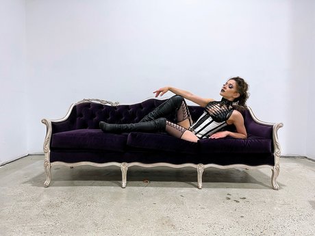 Naakte gelekte OnlyFans-foto van Violet On The Rocks