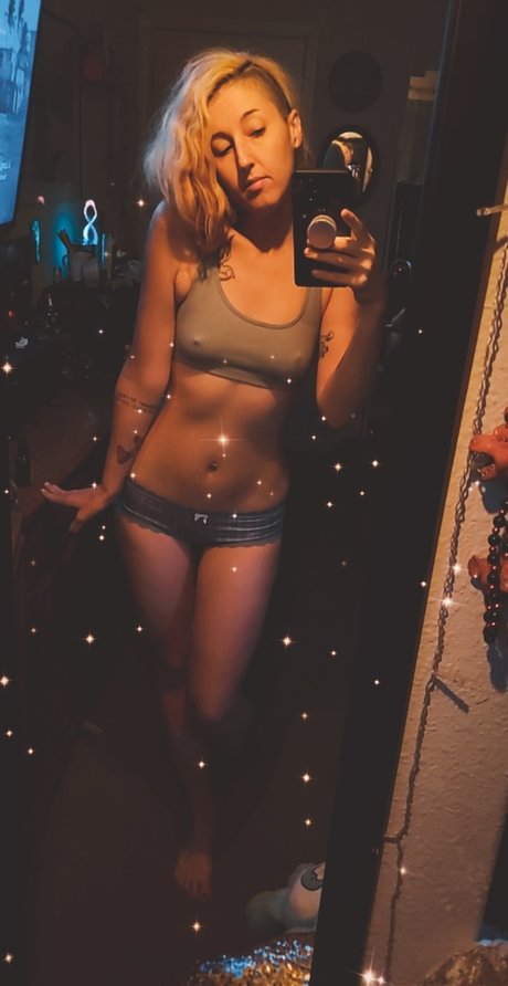 Naakte gelekte OnlyFans-foto van Mel