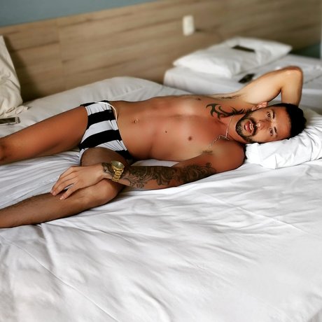 Naakte gelekte OnlyFans-foto van Gabriel Victor