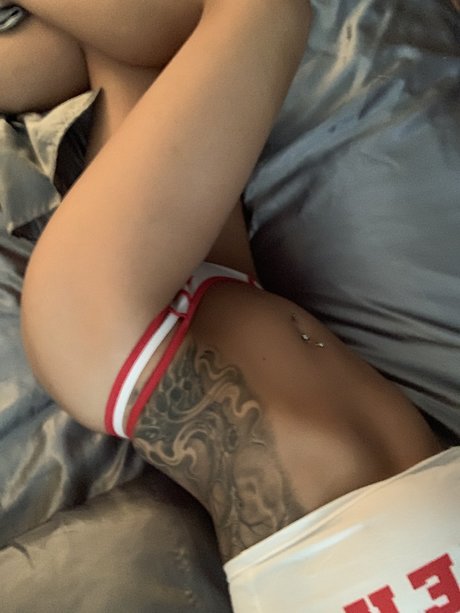 Naakte gelekte OnlyFans-foto van Mizzy Bender