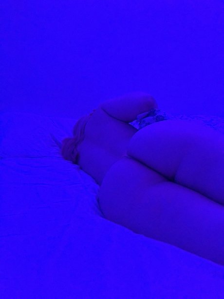 Naakte gelekte OnlyFans-foto van June