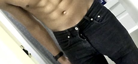 Naakte gelekte OnlyFans-foto van Goth Boy