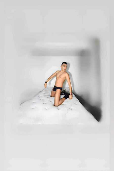 Naakte gelekte OnlyFans-foto van Aaron 23cm 