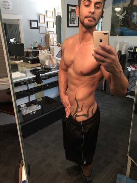 Naakte gelekte OnlyFans-foto van Traveling Tattoo Artist