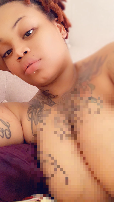 Naakte gelekte OnlyFans-foto van Karmakreme