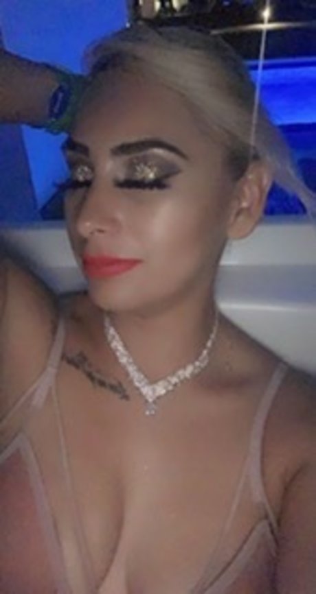 Naakte gelekte OnlyFans-foto van Karla Star
