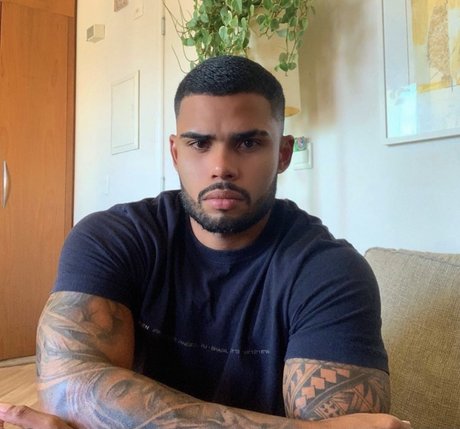 Naakte gelekte OnlyFans-foto van Italo Magalhaes