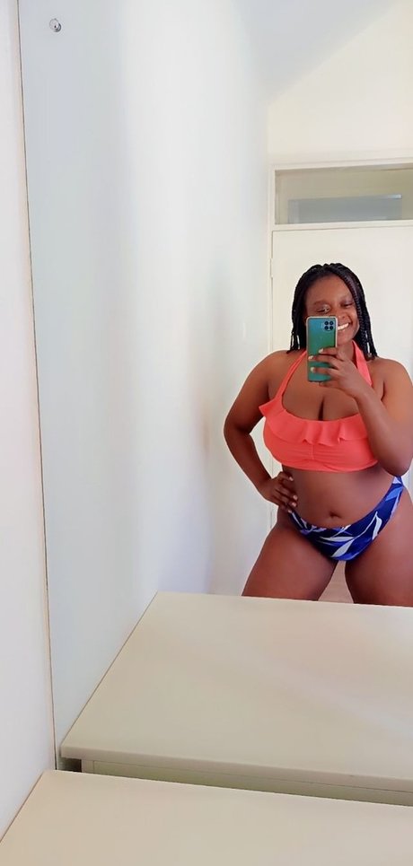 Naakte gelekte OnlyFans-foto van Sweet Ebony