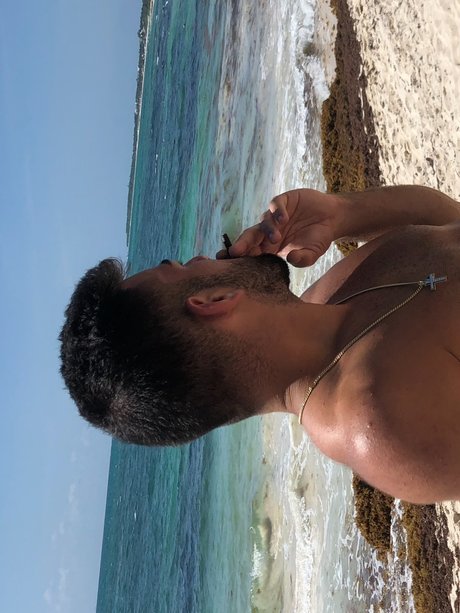 Naakte gelekte OnlyFans-foto van Abi