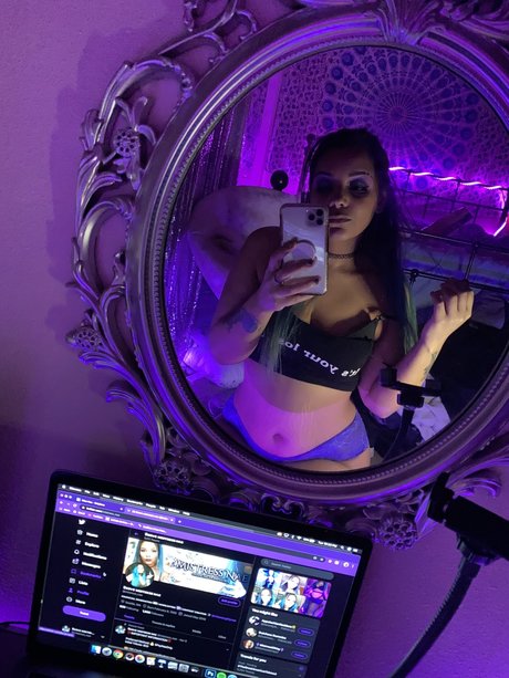 Naakte gelekte OnlyFans-foto van Mistress Nae Free