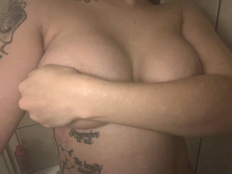 Naakte gelekte OnlyFans-foto van Moons Mamma