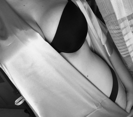 Naakte gelekte OnlyFans-foto van Moonchild