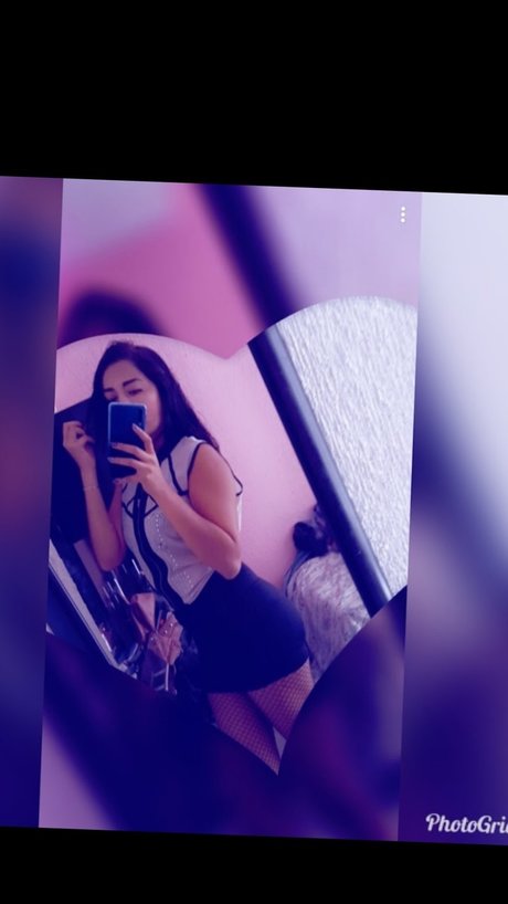 Naakte gelekte OnlyFans-foto van Esme Vg