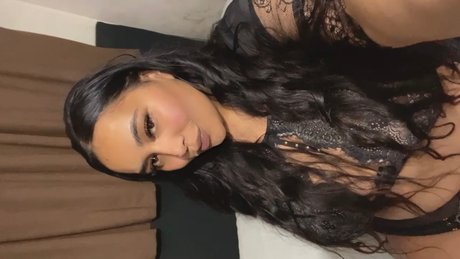 Naakte gelekte OnlyFans-foto van Money