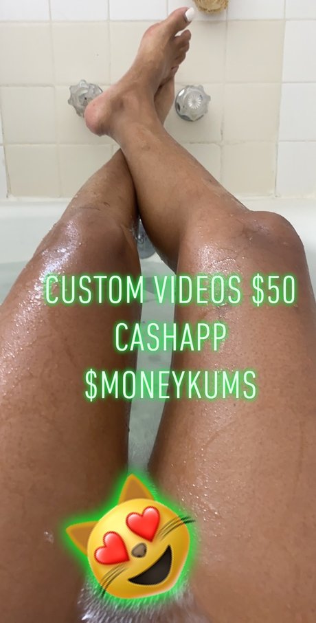 Naakte gelekte OnlyFans-foto van Money Kums