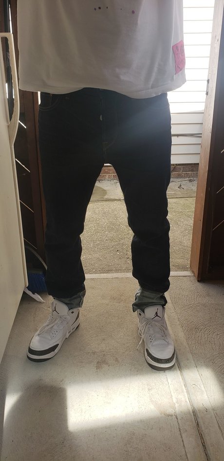 Naakte gelekte OnlyFans-foto van In Moms Basement