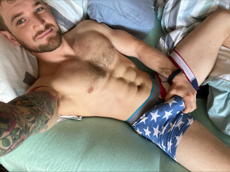 Naakte gelekte OnlyFans-foto van Cameron Johnson