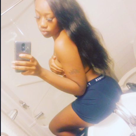 Naakte gelekte OnlyFans-foto van Juicy Lips Dezzy