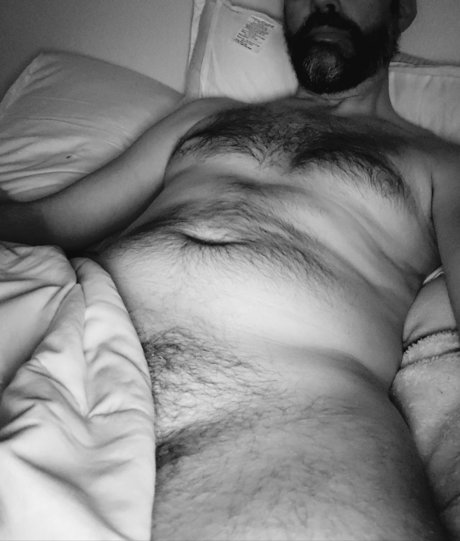 Naakte gelekte OnlyFans-foto van Graying Dadbod